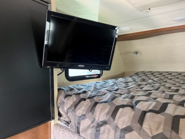 Used 2021 Lance 865 - Image 10
