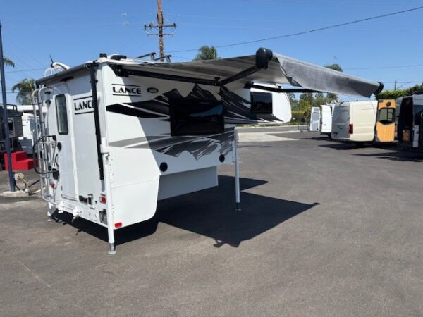 2025 Lance 825