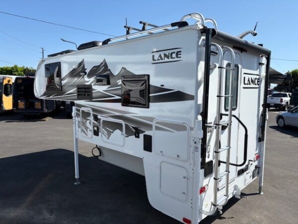2025 Lance 825 - Image 5
