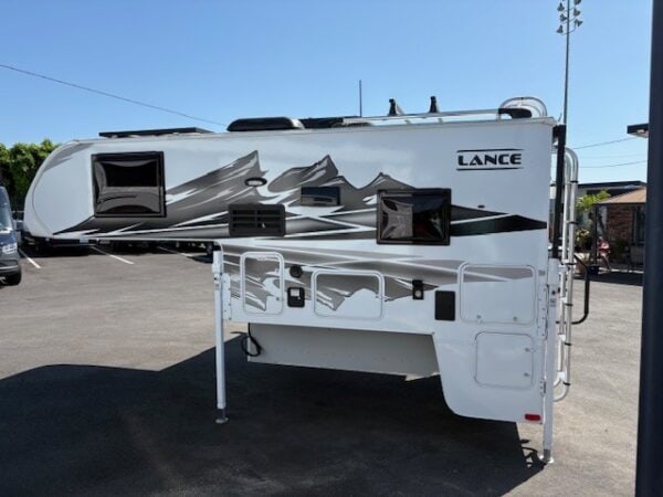 2025 Lance 825 - Image 7