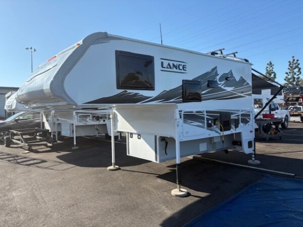 2026 Lance 850 - Image 4