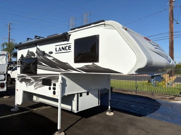 2026 Lance 850 - Image 9