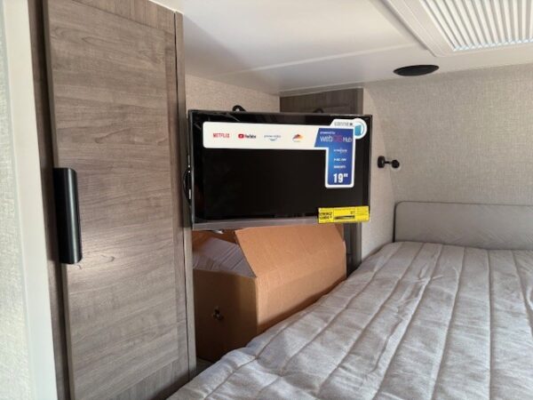 2026 Lance 850 - Image 11